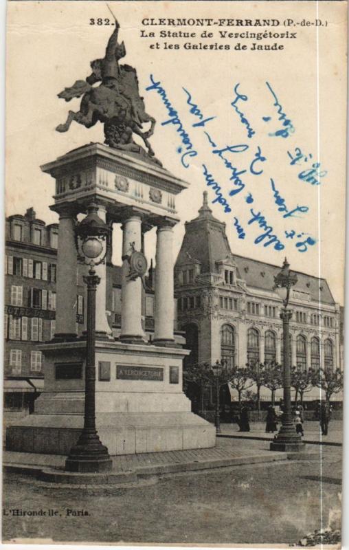 Carte postale ancienne Clermont Ferrand Statue de Vercingetorix ,Galeries de Jaude à Clermont-Ferrand