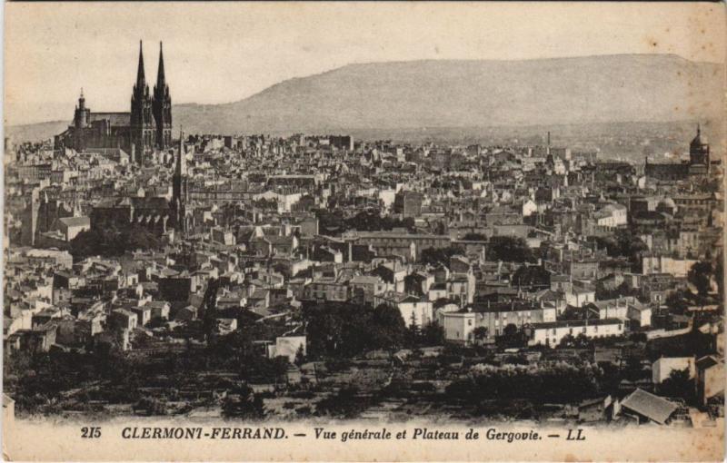 Carte postale ancienne Clermont Ferrand vue generale et Plateau de Gergovie à Clermont-Ferrand
