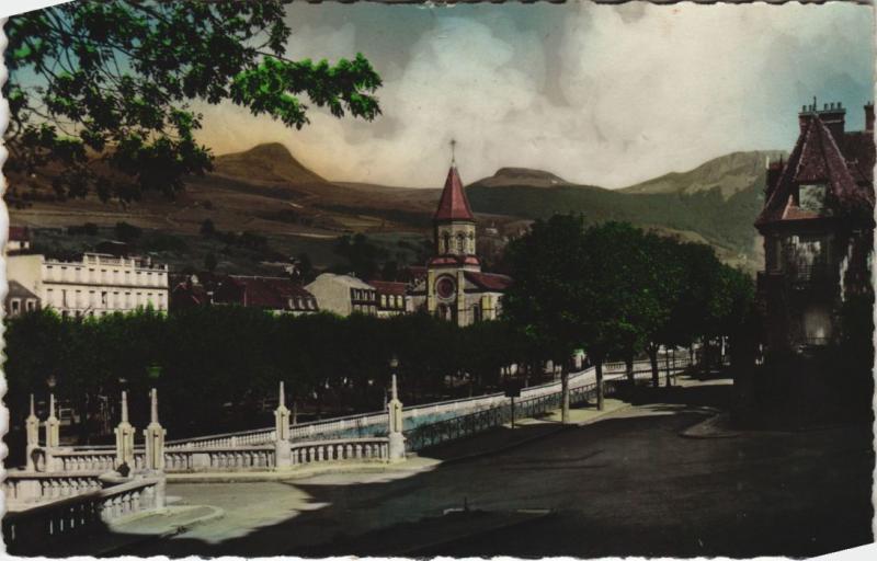 Carte postale ancienne La Bourboule Les Quais et l'Eglise à La Bourboule