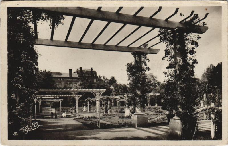 Carte postale ancienne Clermont Ferrand Pergola au Jardin des Plantes à Clermont-Ferrand