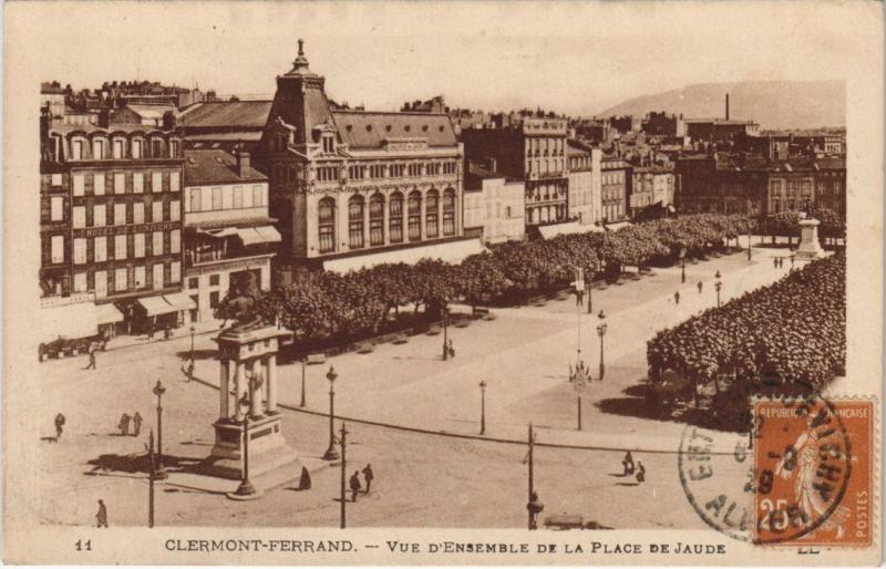 Carte postale ancienne Clermont Ferrand vue d'ensemble de la Place de Jaude à Clermont-Ferrand