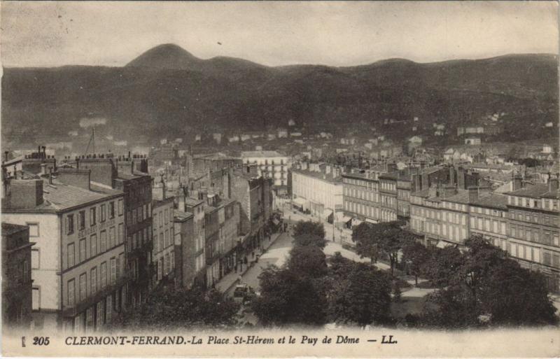 Carte postale ancienne Clermont Ferrand Place Saint-Herem et le Puy de Dome à Clermont-Ferrand