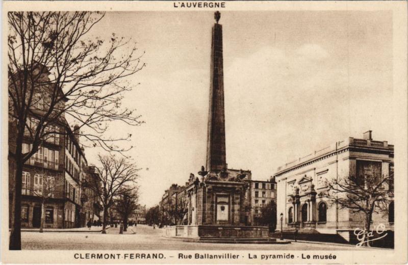 Carte postale ancienne Clermont Ferrand Rue Ballanvillier,la Pyramide,Le Musee à Clermont-Ferrand