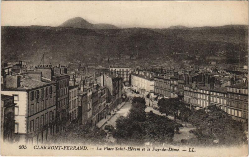 Carte postale ancienne Clermont Ferrand Place Saint-Herem et le Puy de Dome à Clermont-Ferrand