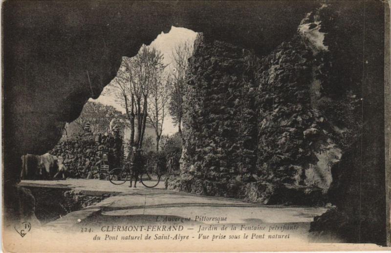 Carte postale ancienne Clermont Ferrand Jardin de la Fontaine petrifiante à Clermont-Ferrand
