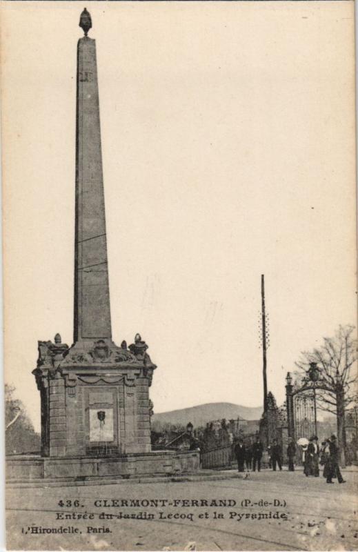 Carte postale ancienne Clermont Ferrand Entree du Jardin Lecoq et la Pyramide à Clermont-Ferrand