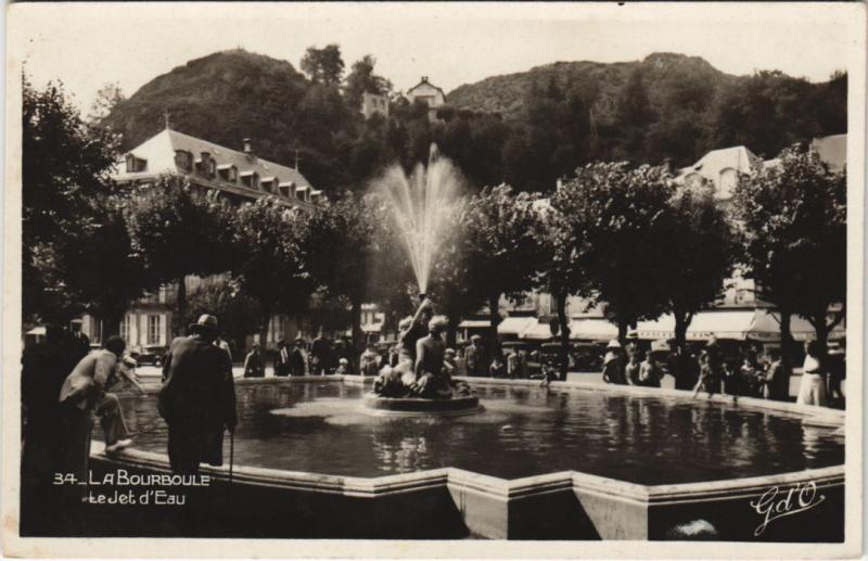 Carte postale ancienne La Bourboule Le Jet d'Eau à La Bourboule