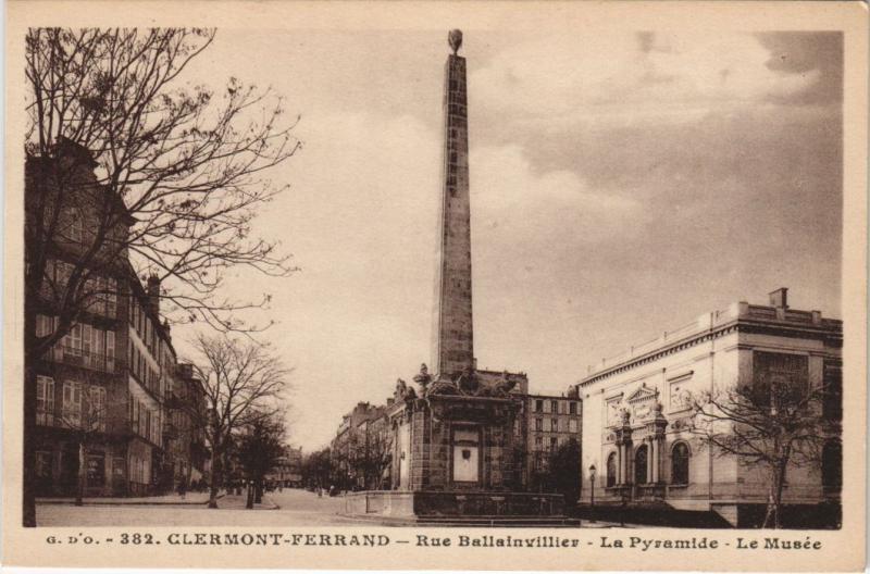 Carte postale ancienne Clermont Ferrand Rue Ballanvillier,la Pyramide,Le Musee à Clermont-Ferrand