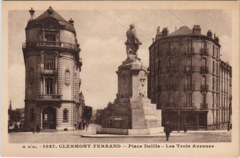 Carte postale ancienne Clermont Ferrand Place Delille , Les Trois Avenues à Clermont-Ferrand