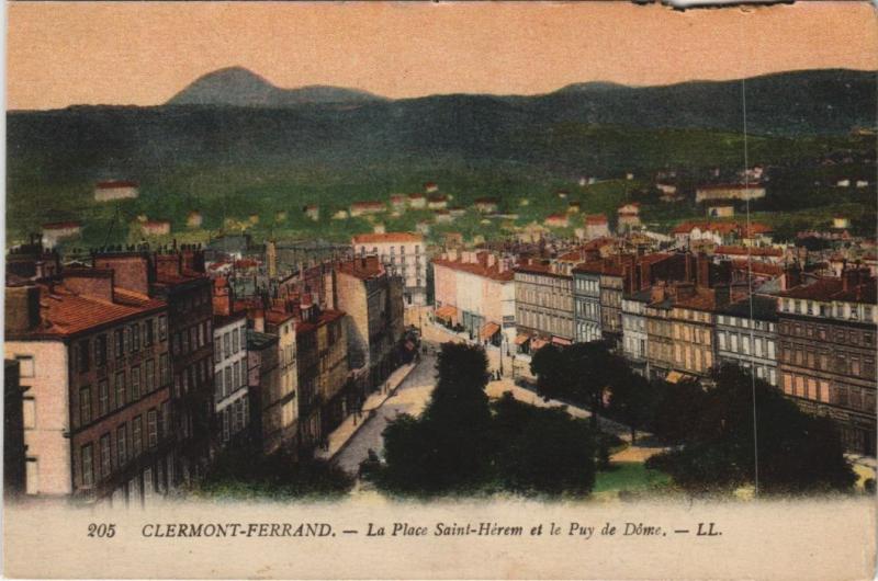 Carte postale ancienne Clermont Ferrand Place Saint-Herem et le Puy de Dome à Clermont-Ferrand