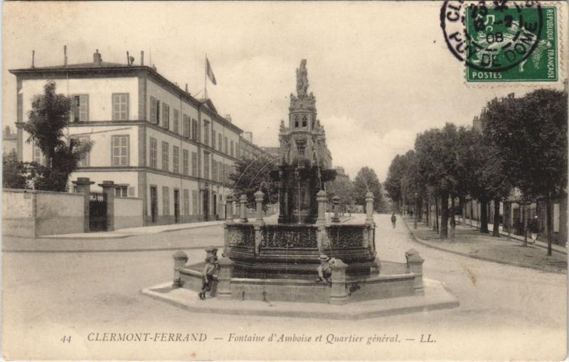 Carte postale ancienne Clermont Ferrand Fontaine d'Amboise et Quartier general à Clermont-Ferrand