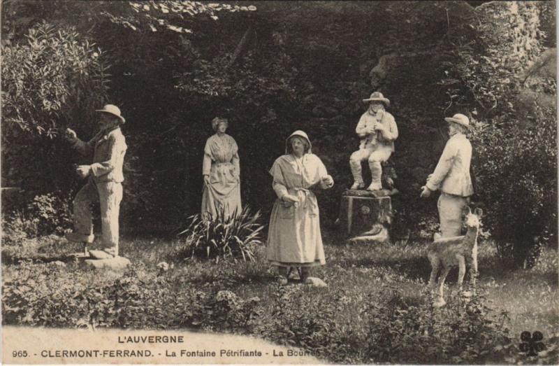 Carte postale ancienne Clermont Ferrand Fontaine Petrifiante, la Bourree à Clermont-Ferrand