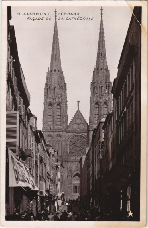 Carte postale ancienne Clermont Ferrand Facade de la Cathedrale à Clermont-Ferrand
