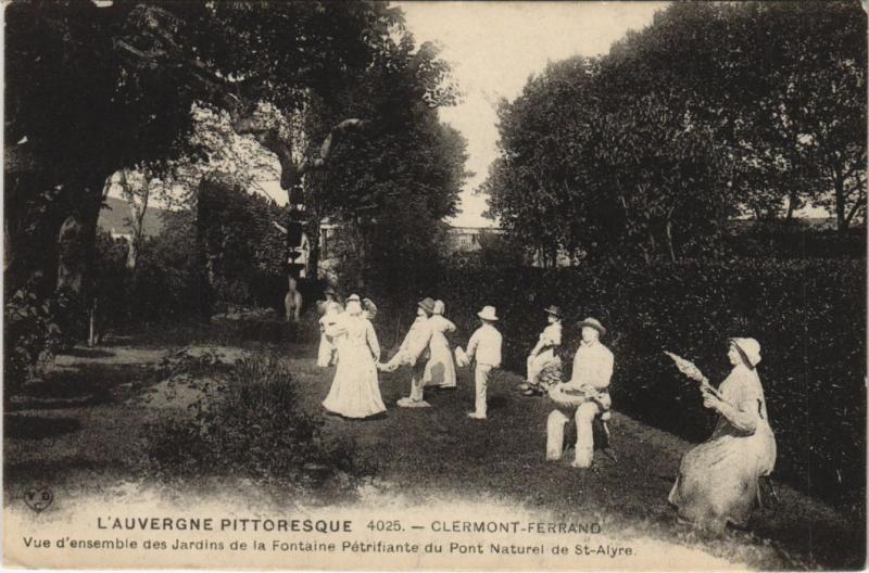 Carte postale ancienne Clermont Ferrand vue d'ensemble des Jardins à Clermont-Ferrand