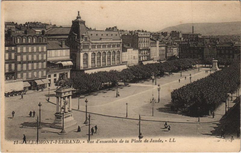 Carte postale ancienne Clermont Ferrand vue d'ensemble de la Place de Jaude à Clermont-Ferrand