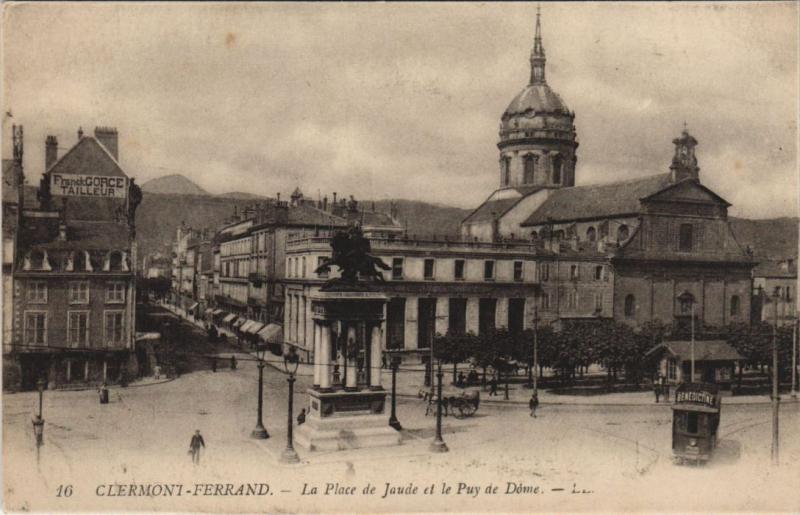 Carte postale ancienne Clermont Ferrand Place de Jaude et le Puy de Dome à Clermont-Ferrand