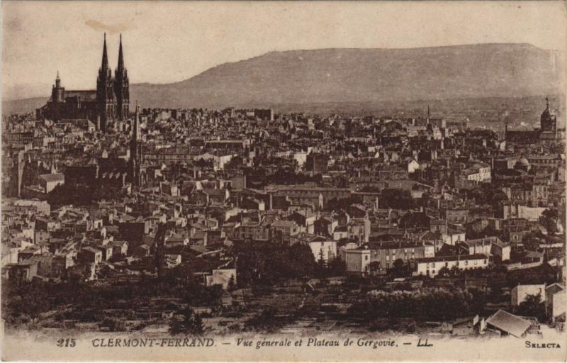 Carte postale ancienne Clermont Ferrand vue generale et Plateau de Gergovie à Clermont-Ferrand