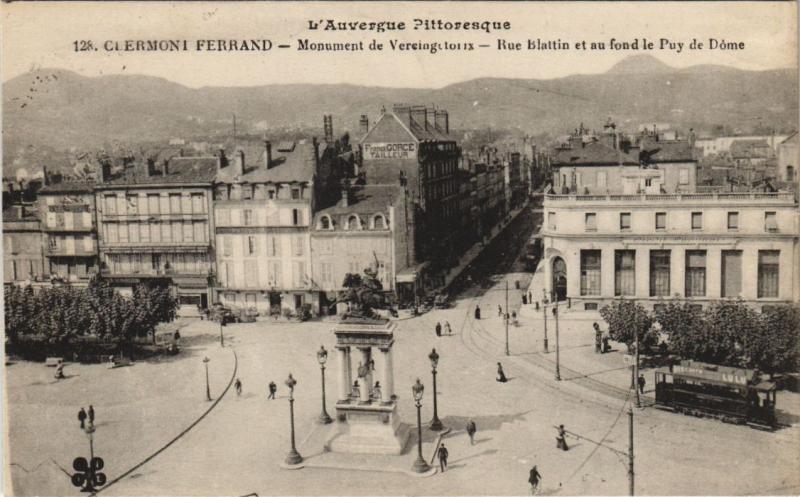 Carte postale ancienne Clermont Ferrand Statue de Vercingetorix , Rue Blatin à Clermont-Ferrand