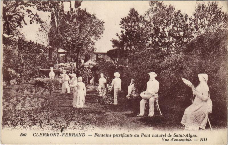 Carte postale ancienne Clermont Ferrand Fontaine Petrifiante du Pont naturel à Clermont-Ferrand