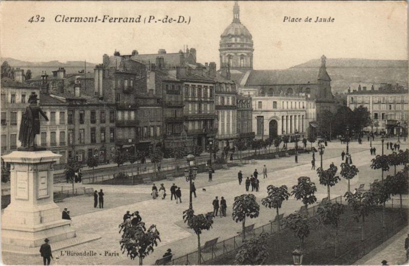 Carte postale ancienne Clermont Ferrand Place de Jaude à Clermont-Ferrand
