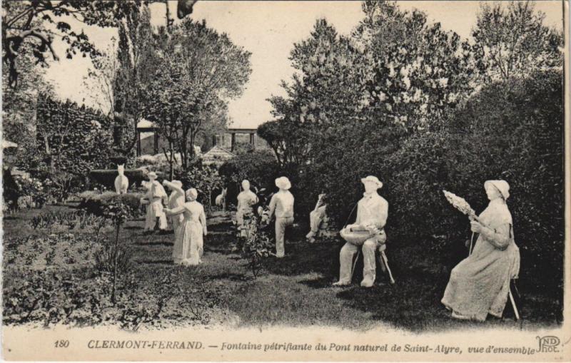 Carte postale ancienne Clermont Ferrand Fontaine Petrifiante du Pont naturel à Clermont-Ferrand