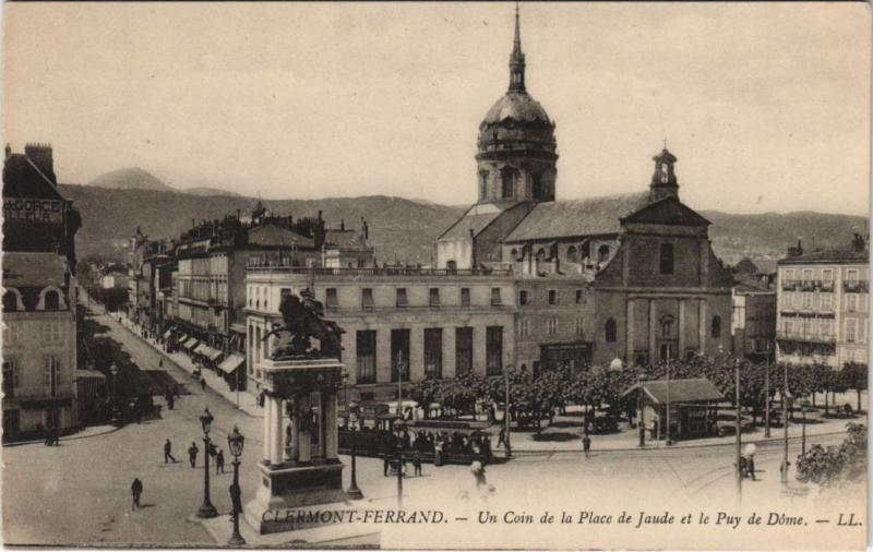 Carte postale ancienne Clermont Ferrand Un coin de la Place de Jaude à Clermont-Ferrand