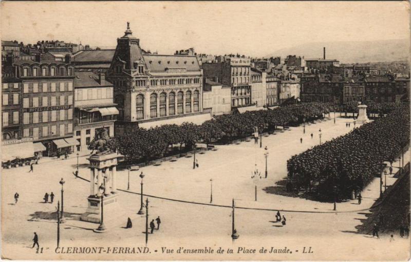 Carte postale ancienne Clermont Ferrand vue d'ensemble de la Place de Jaude à Clermont-Ferrand