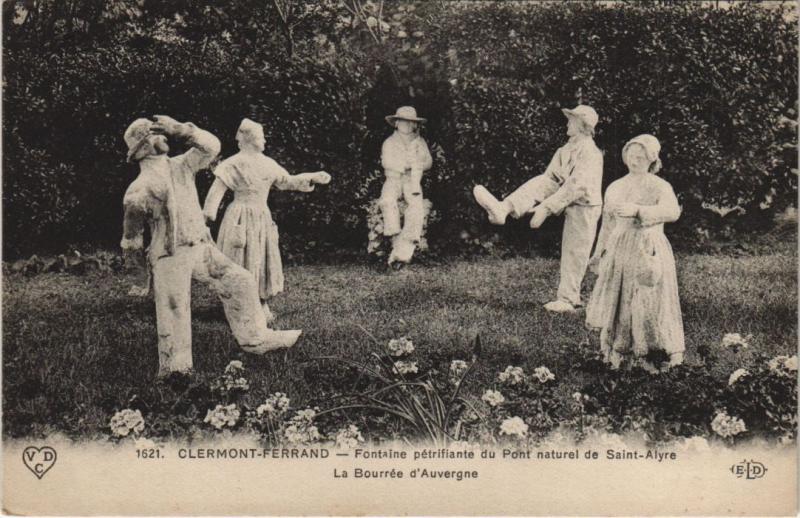 Carte postale ancienne Clermont Ferrand Fontaine Petrifiante du Pont naturel à Clermont-Ferrand