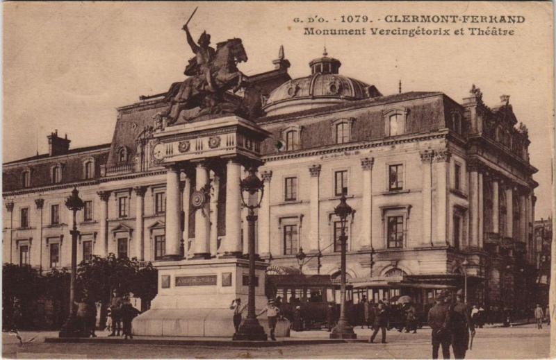 Carte postale ancienne Clermont Ferrand Le Theatre, Statue de Vercingetorix à Clermont-Ferrand
