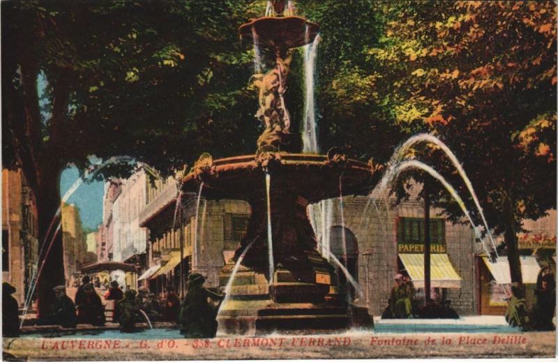 Carte postale ancienne Clermont Ferrand Fontaine de la Place Delille à Clermont-Ferrand