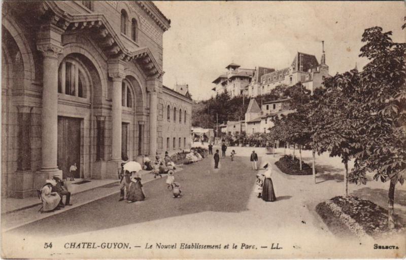 Carte postale ancienne Chatel-Guyon Nouvel Etablissement Thermal et le Parc