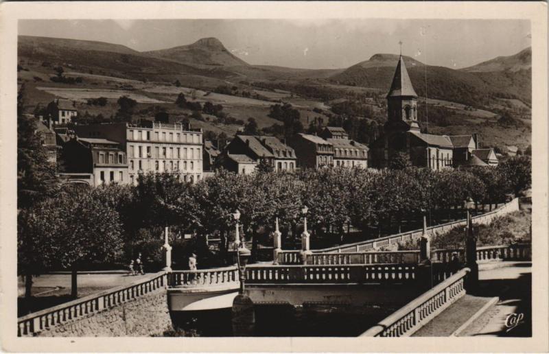 Carte postale ancienne La Bourboule Eglise et les Quais de la Dordogne à La Bourboule