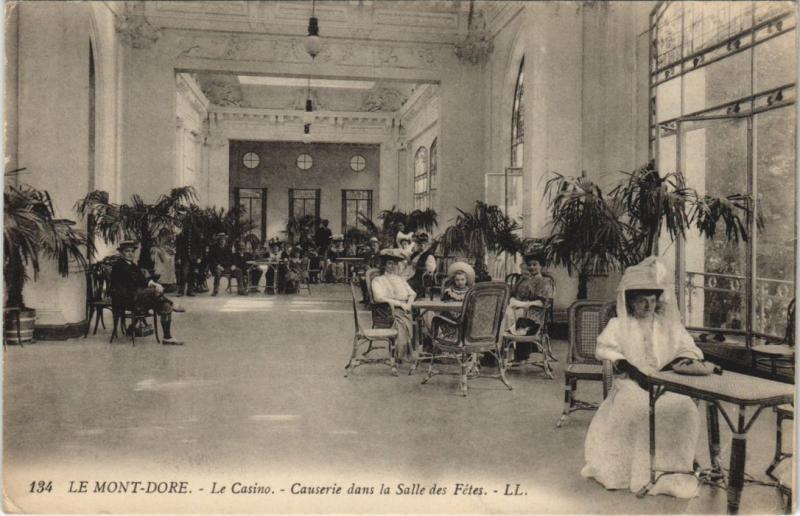 Carte postale ancienne Mont Dore le Casino ,Causerie dans la Salle des Fetes à Mont-Dore