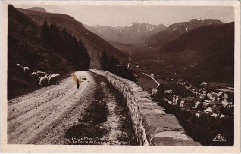 Carte postale ancienne Mont Dore Route de Besse et la Vallee à Mont-Dore