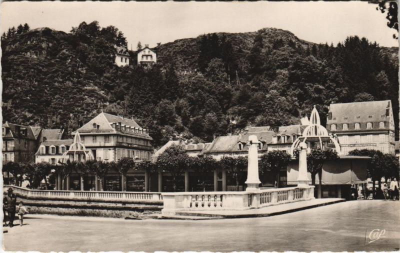 Carte postale ancienne La Bourboule vue vers la Roche des Fees à La Bourboule