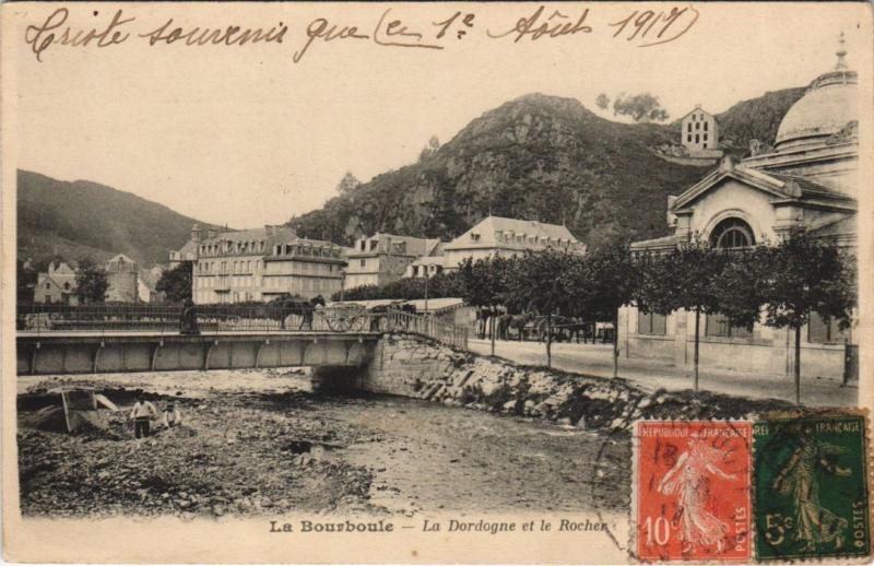 Carte postale ancienne La Bourboule La Dordogne et le Rocher à La Bourboule
