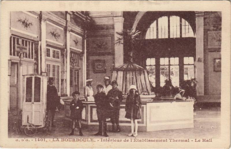 Carte postale ancienne La Bourboule Interieur de l'Etablissement Thermal, Le Hall à La Bourboule