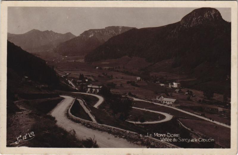 Carte postale ancienne Mont Dore vallee du Sancy et le Capucin à Mont-Dore
