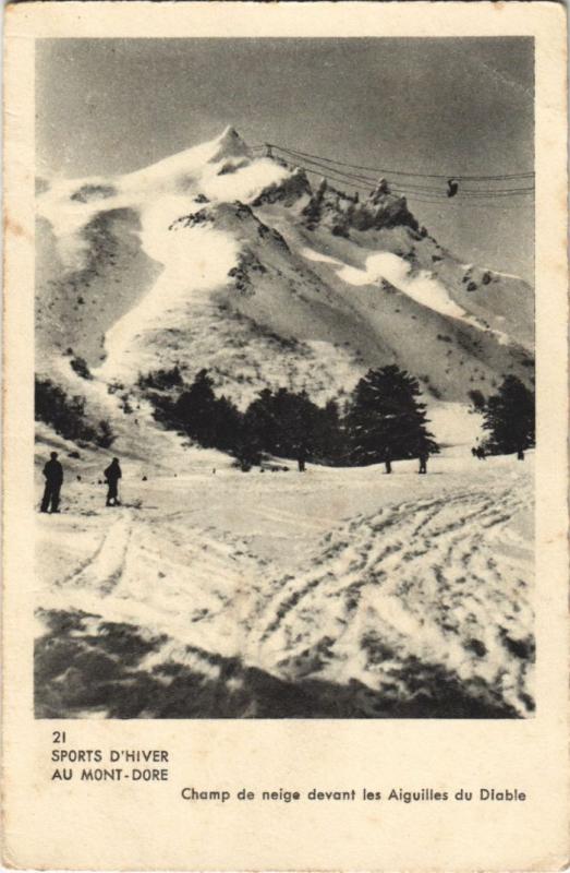 Carte postale ancienne Mont Dore Champ de neige devant les Aiguilles du Diable à Mont-Dore