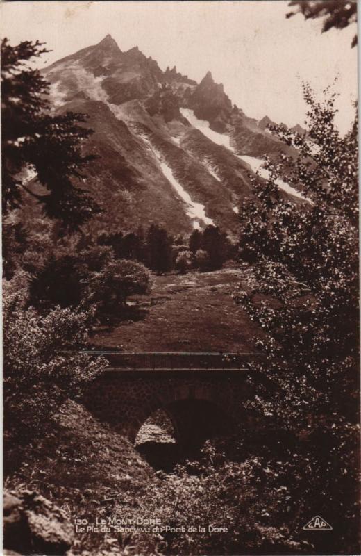 Carte postale ancienne Mont Dore Le Pic du Sancy vu du Pont de la Dore à Mont-Dore