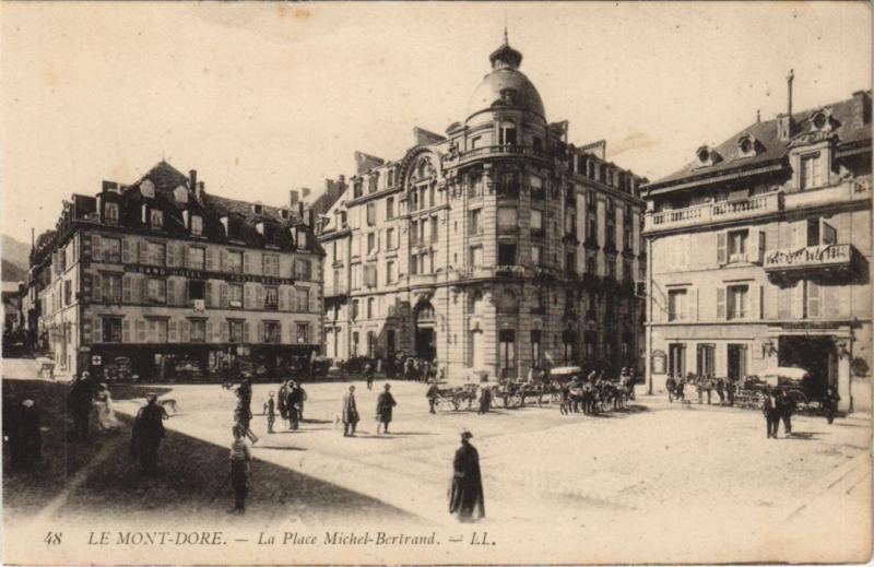 Carte postale ancienne Mont Dore Place Michel Bertrand à Mont-Dore