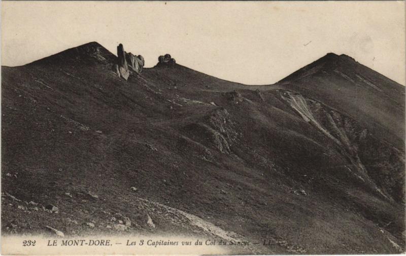 Carte postale ancienne Le Mont-Dore Les 3 Capitaines vus du Col du Sancy à Mont-Dore