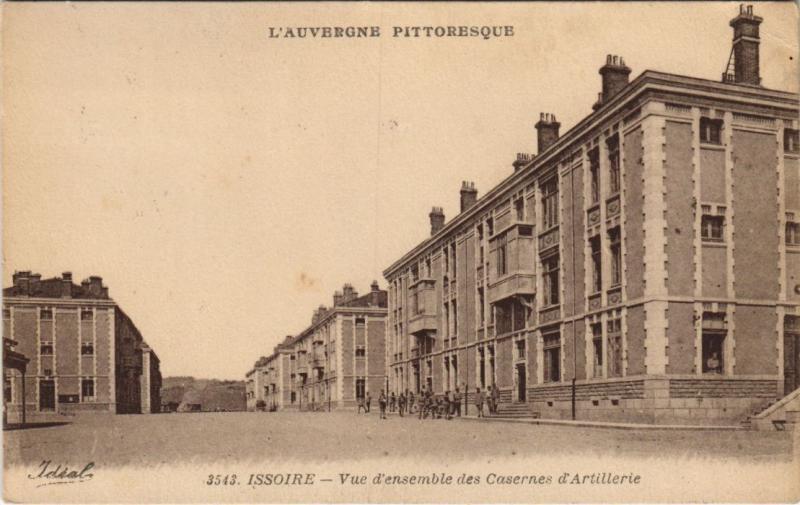 Carte postale ancienne Issoire Vue d'ensemble des Casernes d'Artillerie à Issoire
