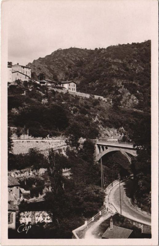 Carte postale ancienne Thiers Le Pont Saint-Roch à Thiers