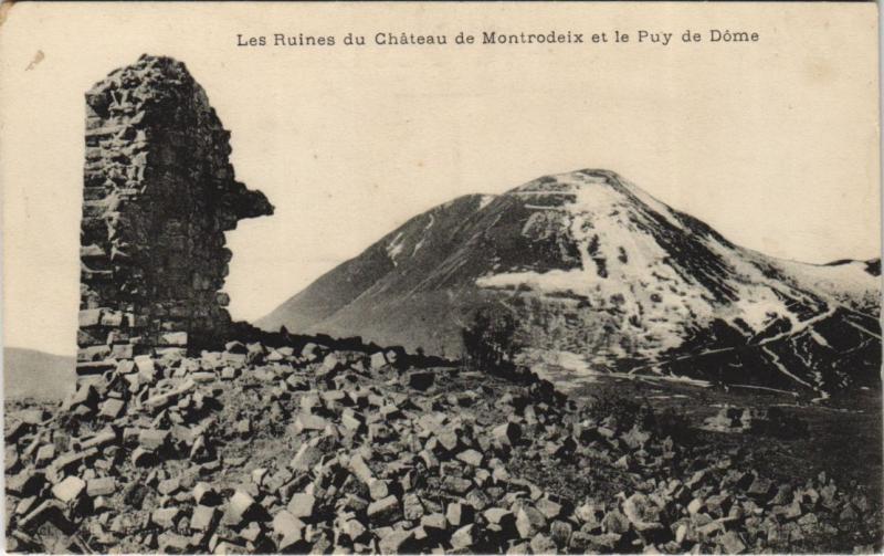 Carte postale ancienne Les Ruines du Chateau de Montrodeix et le Puy de Dome