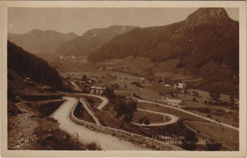 Carte postale ancienne Le Mont-Dore Vallee du Sancy et le Capucin à Mont-Dore