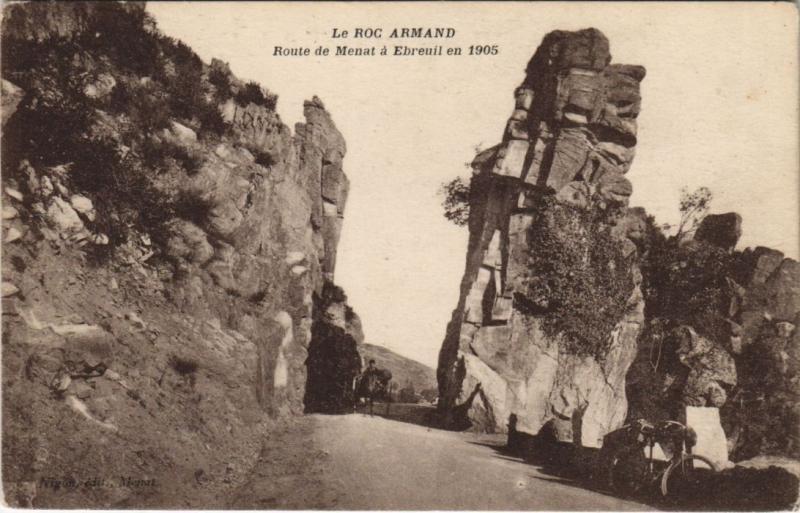 Carte postale ancienne Le Roc Armand - Route de Menat a Ebreuil en 1905 à Menat