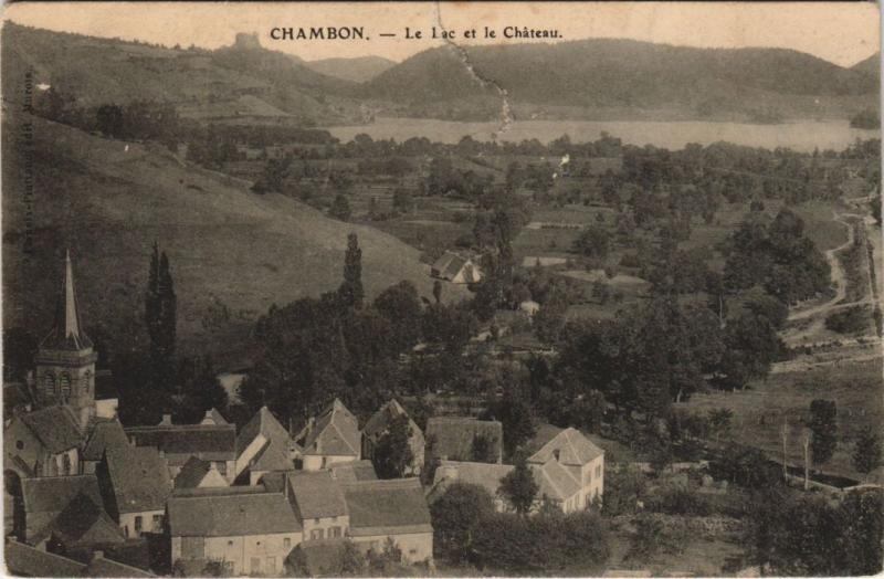 Carte postale ancienne Chambon-sur-Lac Le Lac et le Chateau à Chambon-sur-Lac