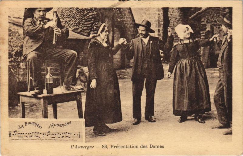 Carte postale ancienne L'Auvergne - Presentation des Dames - La Bourree d'Aubergno