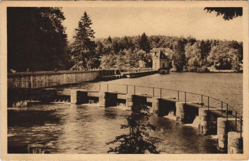 Carte postale ancienne Lac des Settons - Les Deversoirs et la Digue